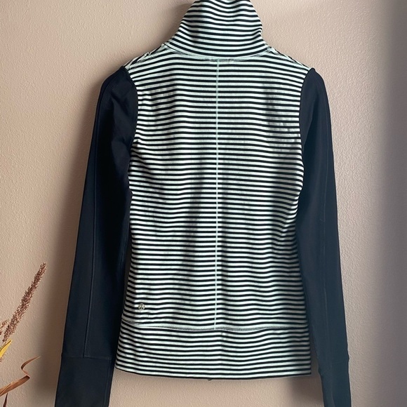 Lululemon Jacket Women’s Size 4 Blue Green Stripe Daily Yoga Jacket - Picture 3 of 9